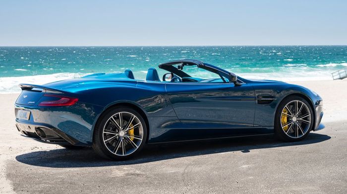 Όπως δήλωσε ο CEO της φίρμας Dr Ulrich Bez, η Vanquish Volante κατασκευάστηκε για όσους θέλουν ταχύτητα, επιδόσεις κι αίσθηση ελευθερίας σε ένα συναρπ